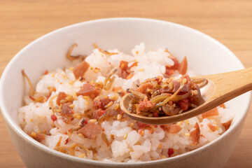 カリカリ梅　しらすご飯