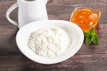 Grain curd with cream and jam