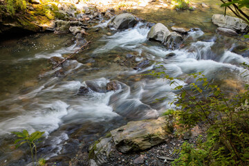 渓谷の綺麗な川の流れ