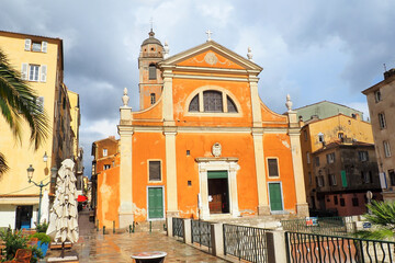 The Cathedral Santa Maria Assunta is located in the old town of Ajaccio. Its ochre façade, its imposing dome and its chapels richly decorated in the Baroque style give it an irresistible charm