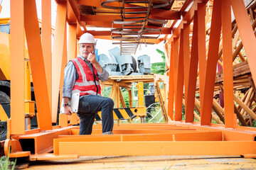 Obraz premium Careless worker at construction site without wearing helmet.
