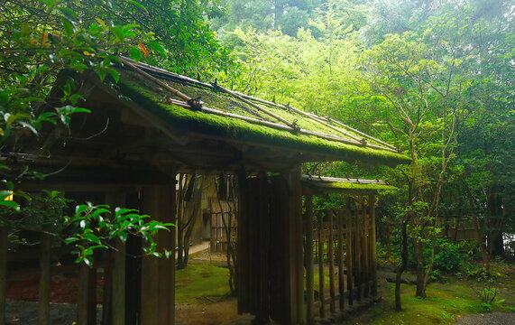 日本の三重県にある椿大神社の茶室・鈴松庵への入り口の風情のある門