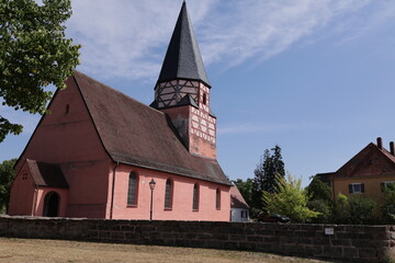 Fototapeta premium Blick auf eine Historische Kirche in Allersberg in Bayern