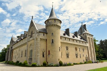 Fototapeta premium L’abbaye de Loc-Dieu vue depuis le parc
