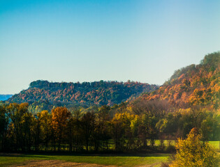 Obraz premium Autumn Colors on Hills in Southeastern Indiana