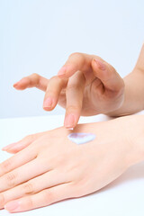 ハンドケアをする女性の手元