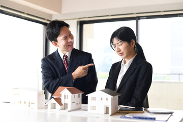 女性社員に怒る不動産企業の男性の会社員