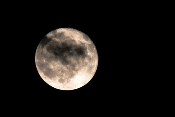 Obraz premium Full moon in the cloudy night sky