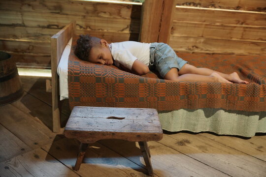 Śpiące dziecko. Sen. Olsztynek. Polska - Mazury - Warmia.