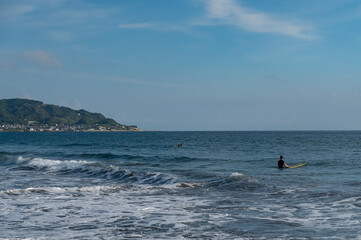 Fototapeta premium 海とサーファー