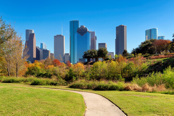 Obraz premium Alley in Houston downtown at sunny autumn day, Houston downtown skyline at sunny autumn day in Eleanor Tinsley Park, Houston, Texas, USA