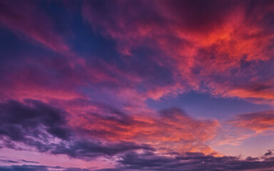 Obraz premium Faszinierende Abenddämmerung mit intensiven Rot- und Violetttönen, die dramatische Wolkenformationen und eine eindrucksvolle Stimmung erzeugen