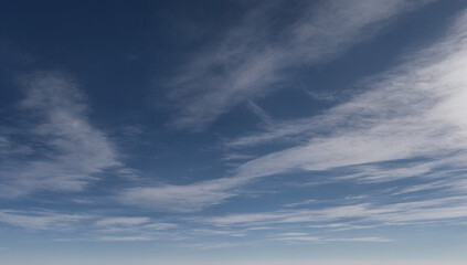 Obraz premium Wolkenverhangener Himmel mit blauen und weißen Schattierungen, der eine ruhige und gelassene Atmosphäre schafft, perfekt für Natur- und Landschaftsfotografie