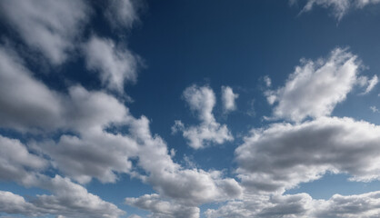 Naklejka premium Weißgraue, sich langsam bewegende Wolken vor einem strahlend blauen Himmel schaffen eine ruhige und entspannende Atmosphäre