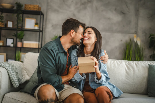 Boyfriend surprise his girlfriend for birthday with gift present