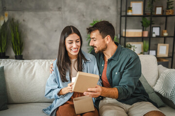 Boyfriend surprise his girlfriend for birthday with gift present