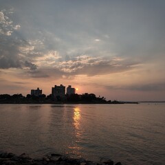 Atardecer sobre rio, sol detras de edificios, Ríp Paraná, Costanera de Posadas, Misiones