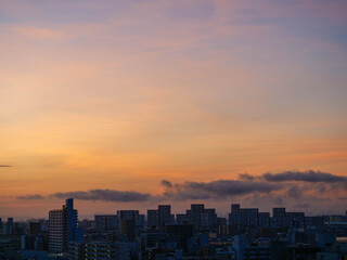 都市の夜明け。早朝神戸市のマンションの高層階より芦屋市のビル群をのぞむ
