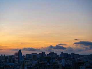 Fototapeta premium 都市の夜明け。早朝神戸市のマンションの高層階より芦屋市のビル群をのぞむ