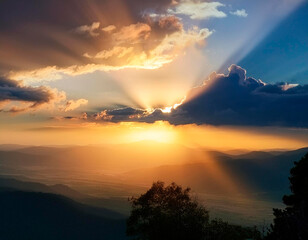 Obraz premium Amanecer con intensa luz del sol.