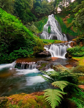 Hermosa cascada natural de leves ca&iacute;das.
