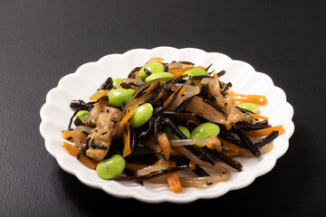 枝豆入り　ひじきの煮物