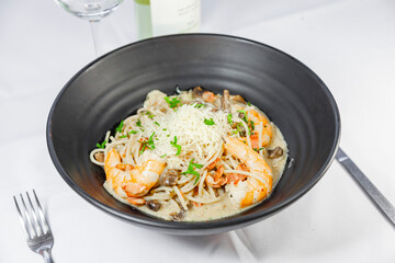 Pasta blanca acompañada por Camarones y queso parmesano