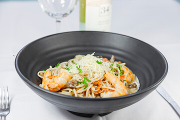 Pasta blanca acompañada por Camarones y queso parmesano