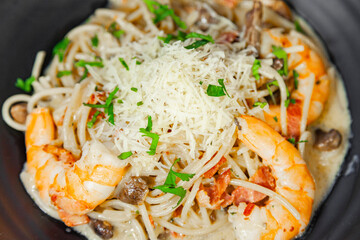 pasta Blanca con Camarones y queso parmesano