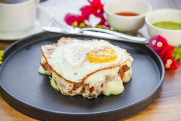 Sandwich de Jamón con queso gratinado acompañado por un huevo