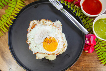 Sandwich de Jamón con queso gratinado acompañado por un huevo