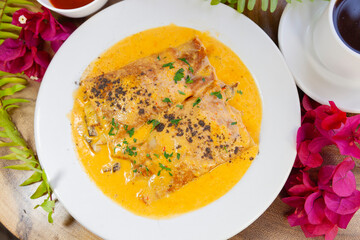 Crepas de champiñones bañadas en salsa de cacahuate