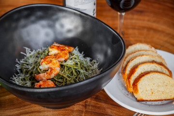 pasta al pesto acompañadas por camarones