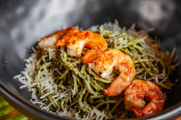 pasta al pesto acompañadas por camarones