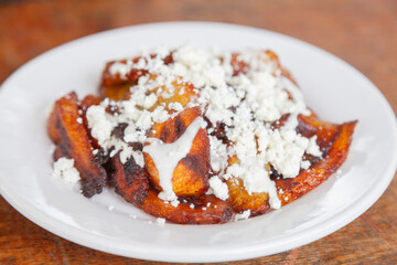 Plátanos Fritos con Crema y Queso