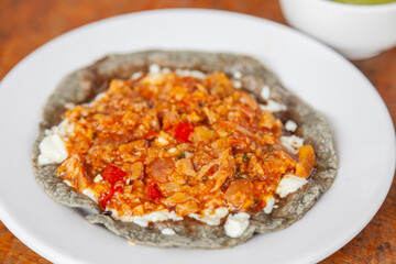 Sope Mexicano, de tinga con queso