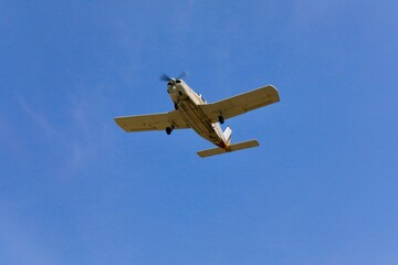 Single prop aircraft on a clear sky