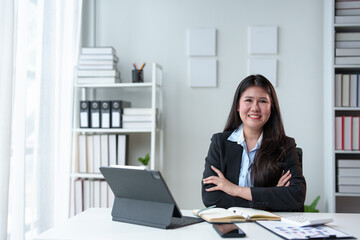 startup business idea Professional business woman leading a smiling female organization, female administrative manager with arms crossed, smiling happily inside the office.