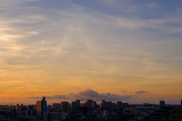 都市の夜明け。早朝神戸市のマンションの高層階より芦屋市のビル群をのぞむ