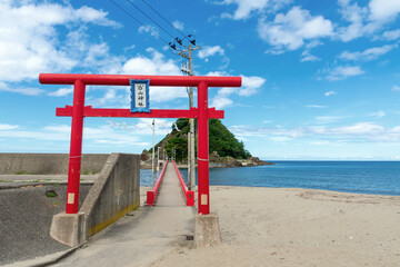 【山形県鶴岡市：由良海岸白山島】由良海岸のシンボル白山島は頂上に白山神社のある小さな島。