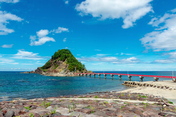 【山形県鶴岡市：由良海岸白山島】由良海岸のシンボル白山島は頂上に白山神社のある小さな島。