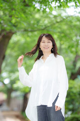 女性　ポートレート　新緑