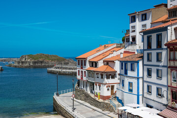 Vista del puerto en la villa pescadora de Cudillero un d&iacute;a soleado de verano, Espa&ntilde;a