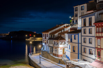 Vista nocturna del puerto en la villa de pescadores de Cudillero en Asturias, España