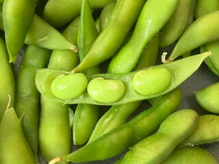 茹でたての枝豆のアップ