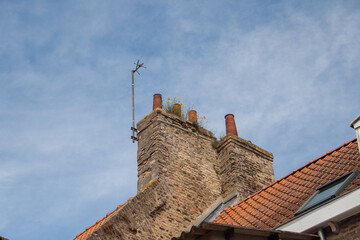 Ein Schornsteim vor einem blauen Himmel in Frankreich
