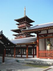 Fototapeta premium 世界遺産薬師寺／西塔をバックに中門と回廊／日本奈良県