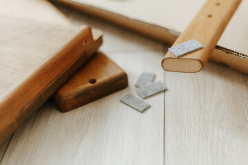 Adhesive Felt Pads Floor Protectors on Wooden Chair Legs, Anti-Noise Coating, Furniture Floor Care