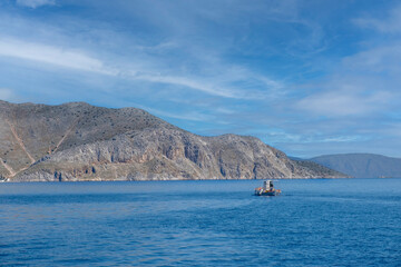 Fischerboot vor der Küste der Insel Symi, Griechenland