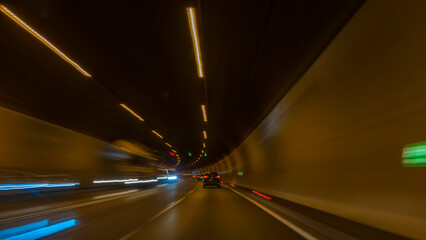 LAbstrakte Lichtmalerei im Autobahntunnel mit Fahrzeugen